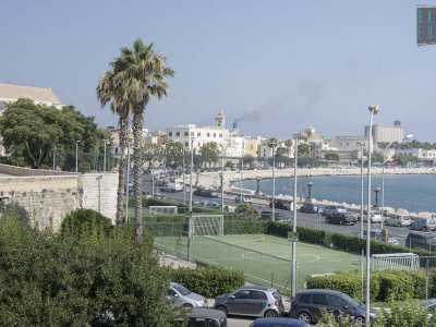 ...con i suoi lampioni e l�azzurro dell�Adriatico, ma anche con i disarmonici campi di calcetto posti proprio a ridosso della Muraglia. Scenario tra l'altro che fino agli inizi degli anni 30 non era possibile scorgere, visto la fortificazione era completamente circondata dal mare